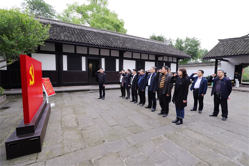 20210425我院组织参观周贡植故居 图为重温入党誓词(1).jpg 20210425我院组织参观周贡植故居 图为重温入党誓词(1).jpg