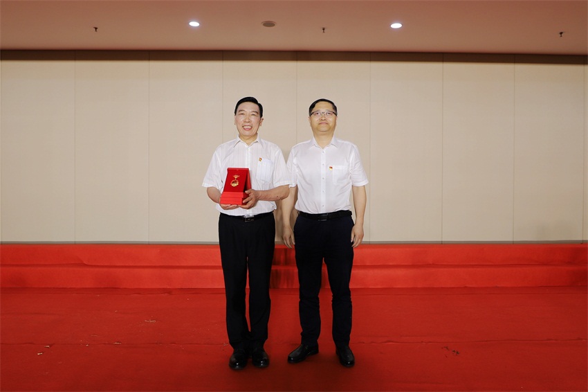 20210630 七一主题活动 李院长颁奖(3).jpg 20210630 七一主题活动 李院长颁奖(3).jpg