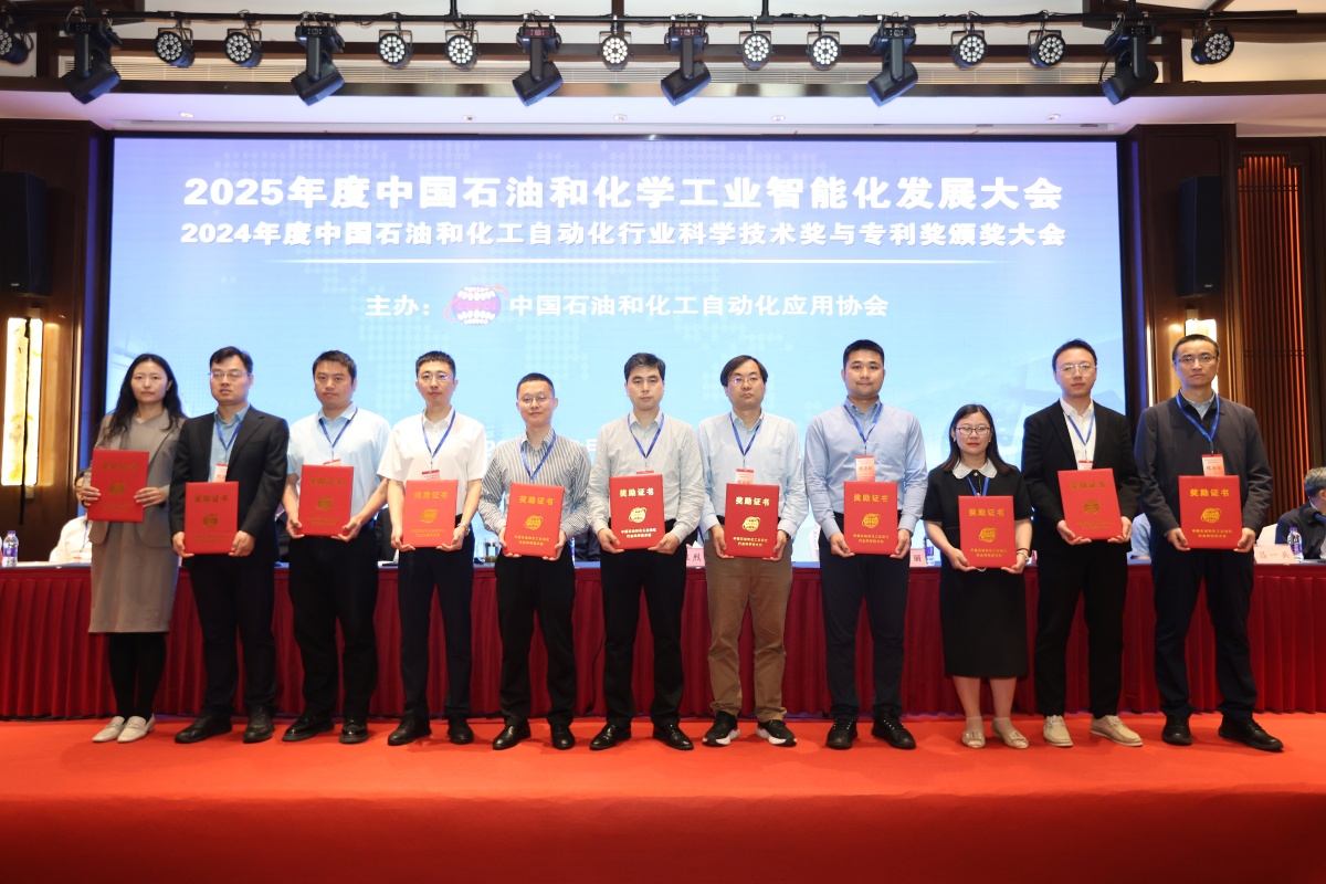 贺培同志获奖现场.jpg 贺培同志获奖现场.jpg